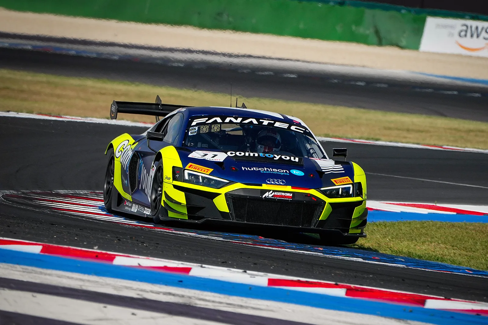 STARKER ZWEITER PLATZ IN DER GT WORLD CHALLENGE: CHRISTOPHER HAASE NEBEN VALENTINO ROSSI AUF DEM PODIUM!